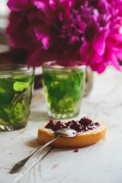 Tee und Toast — Stockfoto