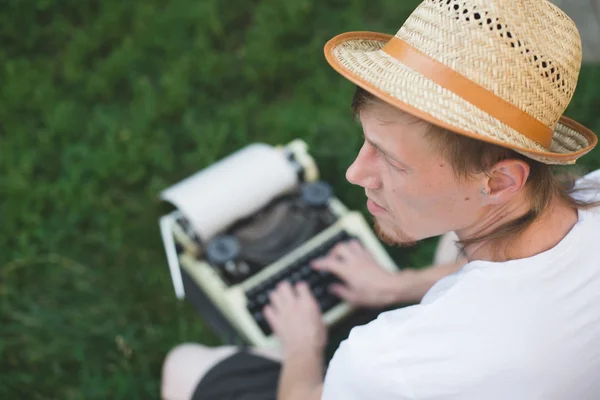 Digitando su una macchina da scrivere — Foto Stock