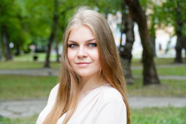 Parktaki güzel kız.