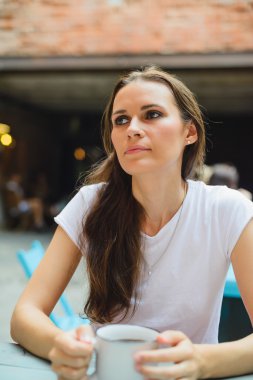 Kafede kahve içen kız.