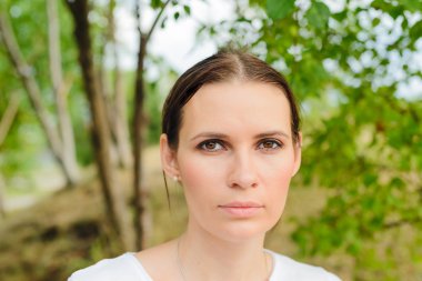 Parktaki güzel kız.