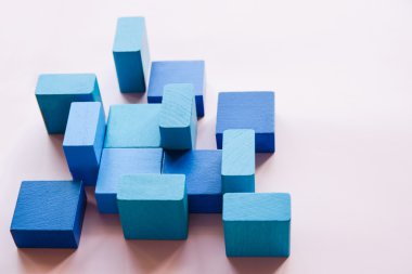 çocuk oyuncak küpleri