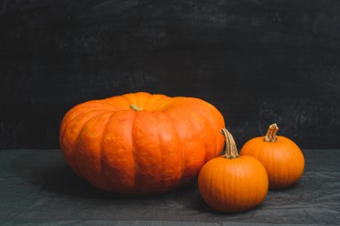 siyah bir zemin üzerine üç kabak