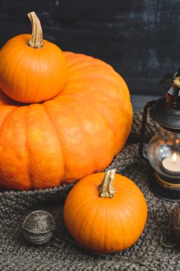 siyah bir zemin üzerine üç kabak