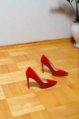 Kırmızı ayakkabılar stud