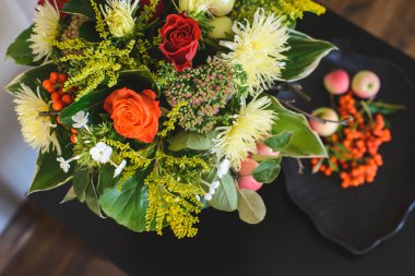 Buket ve elma rowan ile sonbahar bileşimi