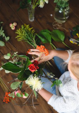 Çiçekçi yapmak bir buket çiçek ve dalları