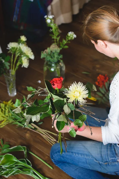 Флорист сделать букет цветов и ветвей — стоковое фото