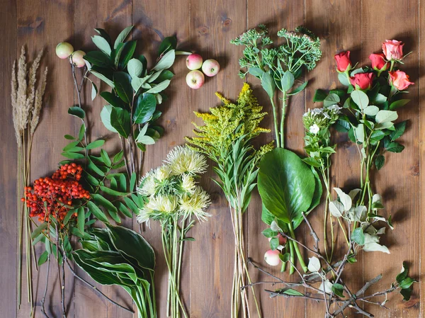Bloemen, takken en bladeren voor boeketten — Stockfoto