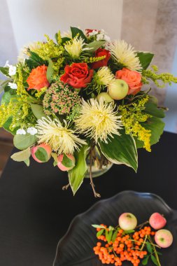 Buket ve elma rowan ile sonbahar bileşimi