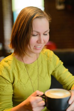 Yetişkin kız içecekler kahve