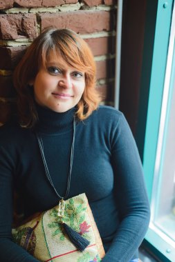 pencere eşiğinde Kızıl saçlı kadın