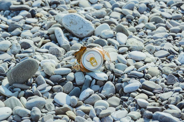Çakıl Taşlı Plajda Buruşmuş Alüminyum Metal Turuncu Kutu Çevre Koruma — Stok fotoğraf