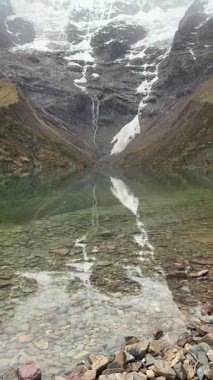 Sisli atmosfer ve mükemmel yansıma bu nefes kesici dağ manzarasında bir huzur ve korku hissi yaratıyor. Yüksek kalite 4k görüntü.