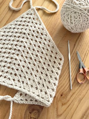 Karmaşık dikiş deseni solunabilir, desenli bir tasarım oluşturuyor, ışık için mükemmel, yazlık giysi. Bu proje yavaş moda ve kişiselleştirilmiş, el yapımı tarzın özünü temsil ediyor. Yüksek kalite fotoğraf