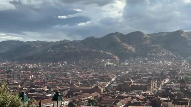 And Dağları 'ndaki Cousco' nun nefes kesici panoramik manzarası. Güneş ışığına bir ışık yağmuru yakalanmış gibi görünüyor, bu yüksek irtifadaki antik başkentin atmosferine büyülü, ruhani bir doku ekliyor..