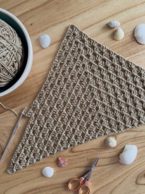 Sessiz, kumlu tonlar sahil sakinliğini ve yavaş ve kasıtlı işçiliğin güzelliğini çağrıştırıyor. El yapımı moda, tığ işi desenler ya da yaratıcı bir yaşam tarzı için mükemmel. Yüksek kalite fotoğraf