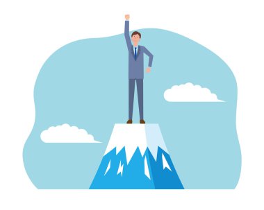 İş adamı bir dağın tepesinde yumruğunu kaldırıyor.