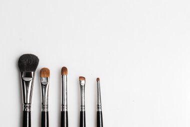Yukarıdan fotoğrafı beyaz arka plan üzerinde makyaj için fırçalar