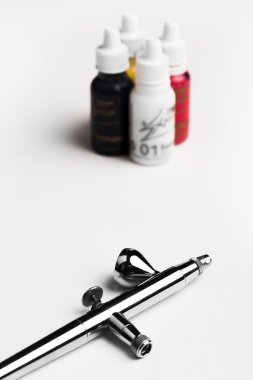 Beyaz bir arka planda arka plan renkleri ile airbrush