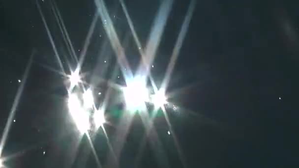 Luminose macchie di luce solare sulla superficie dell'acqua . — Video Stock