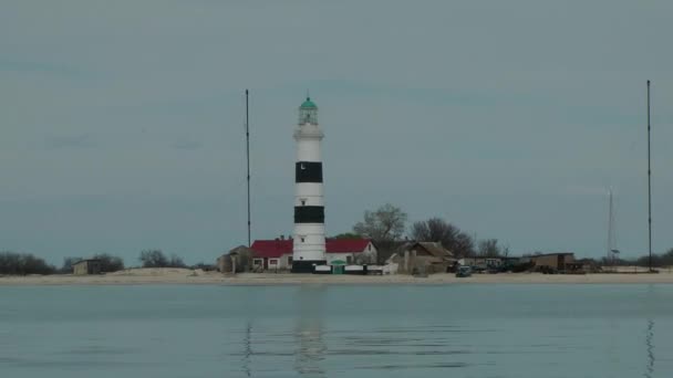 Farol em uma costa arenosa baixa — Vídeo de Stock