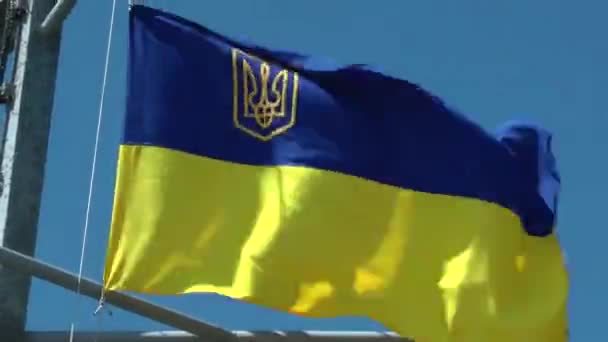 乌克兰在船的桅杆上的标志. — 图库视频影像