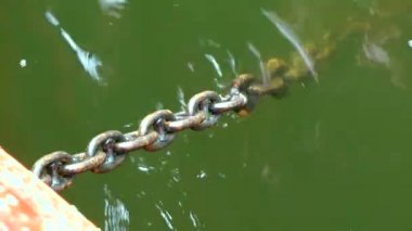 Çapa zinciri yavaş yavaş sudan yükselir.