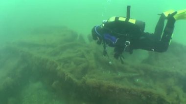 batık gemi üzerinde yüzmek dalgıç