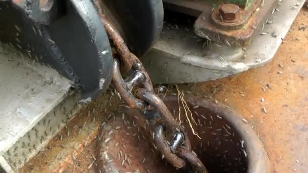 La chaîne d'ancrage se déplace vers l'arbre du treuil d'ancrage .