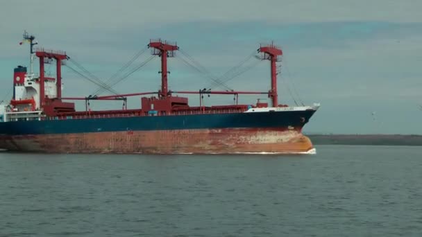 Порожній вантажного судна, що працює на тлі берег. — стокове відео