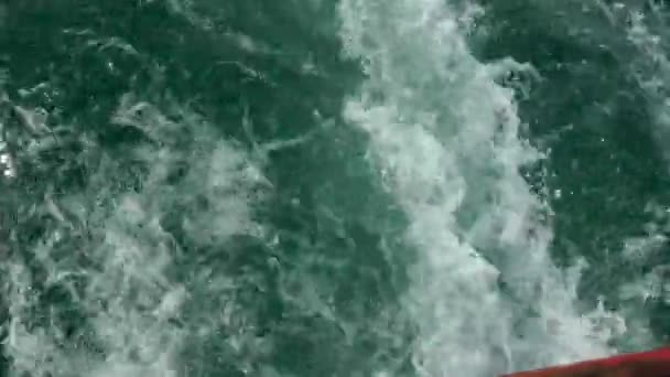 Champ d'eau du navire flottant sur la mer . — Video