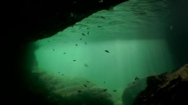 Sualtı manzara: grotto güneş ışınlarının bir perde ile çıkmak
