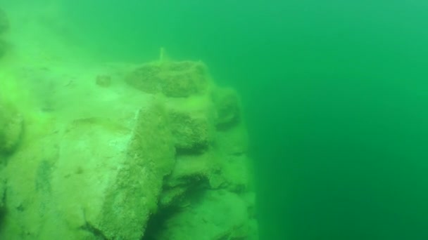 Подводный пейзаж: Подплытие к гранитным скалам . — стоковое видео