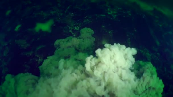 Підводна лавина на скелястому схилі — стокове відео