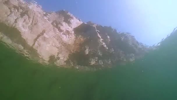 多岩石的海岸，通过水面射击 — 图库视频影像