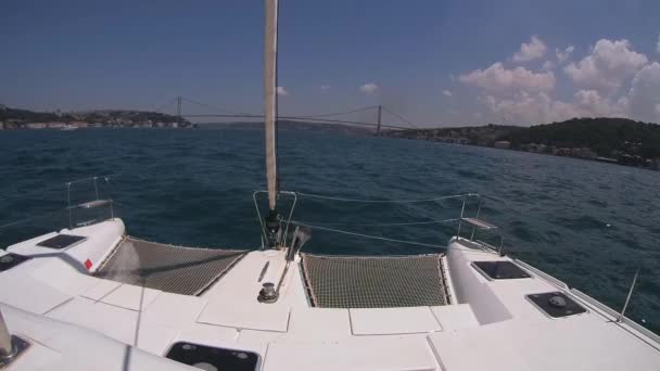 O arco de um catamarã à vela . — Vídeo de Stock