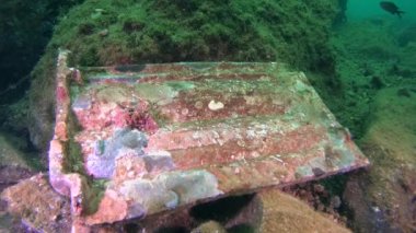 Denizin dibindeki eski fayans.