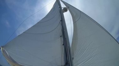 Gökyüzüne karşı yat yelken.