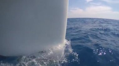 Burun su üzerinde yüzen yat yay.