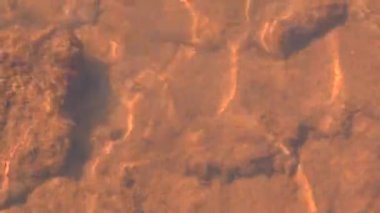 Altındaki volkanik gaz çıkışını.