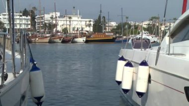 Yunan Adası Limanda gemiler.