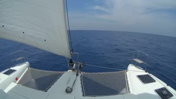 O arco do catamarã à vela . — Vídeo de Stock