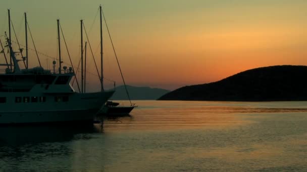 Silhouette Insel und Masten von Schiffen auf Sonnenuntergang Himmel Hintergrund. — Stockvideo