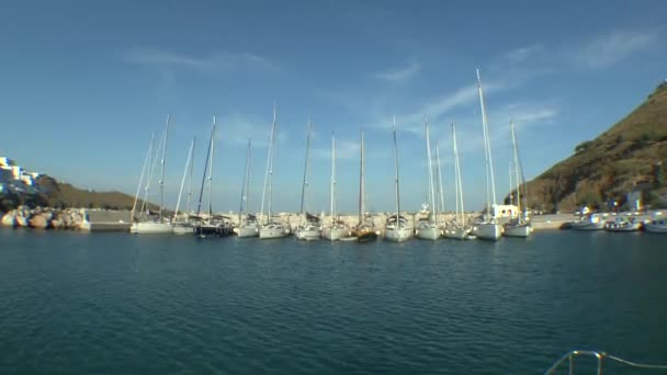 Yachterna i hamnen den grekiska ön. — Stockvideo