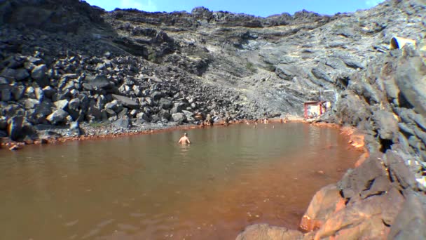 観光客が火山温泉で入浴します。. — ストック動画