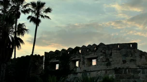 Die Spitze der Mauer der alten Festung. — Stockvideo