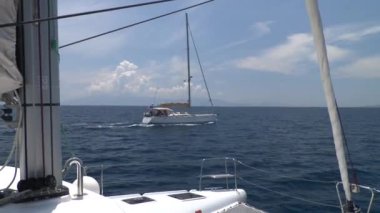 Paralel bir ders çalışan yelkenli yat.