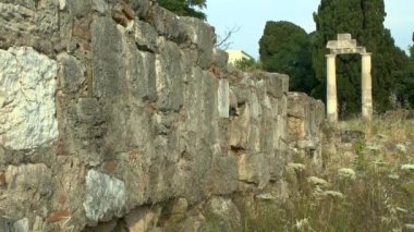 Antik Yunan şehir duvar kalıntıları.