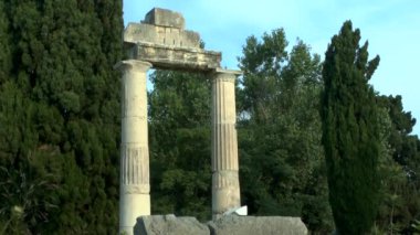Colonnade antik Yunan şehir kalıntıları.